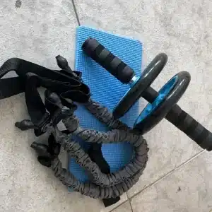 Rueda Abdominal con Cuerda Elastica de Resistencia y Tapete de Entrenamiento