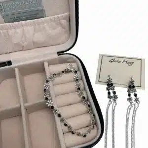 Joyero de viaje y Conjunto de Swarovski pendientes largos y pulsera con detalles de flor. Plata de ley 7-10 micras en color negro